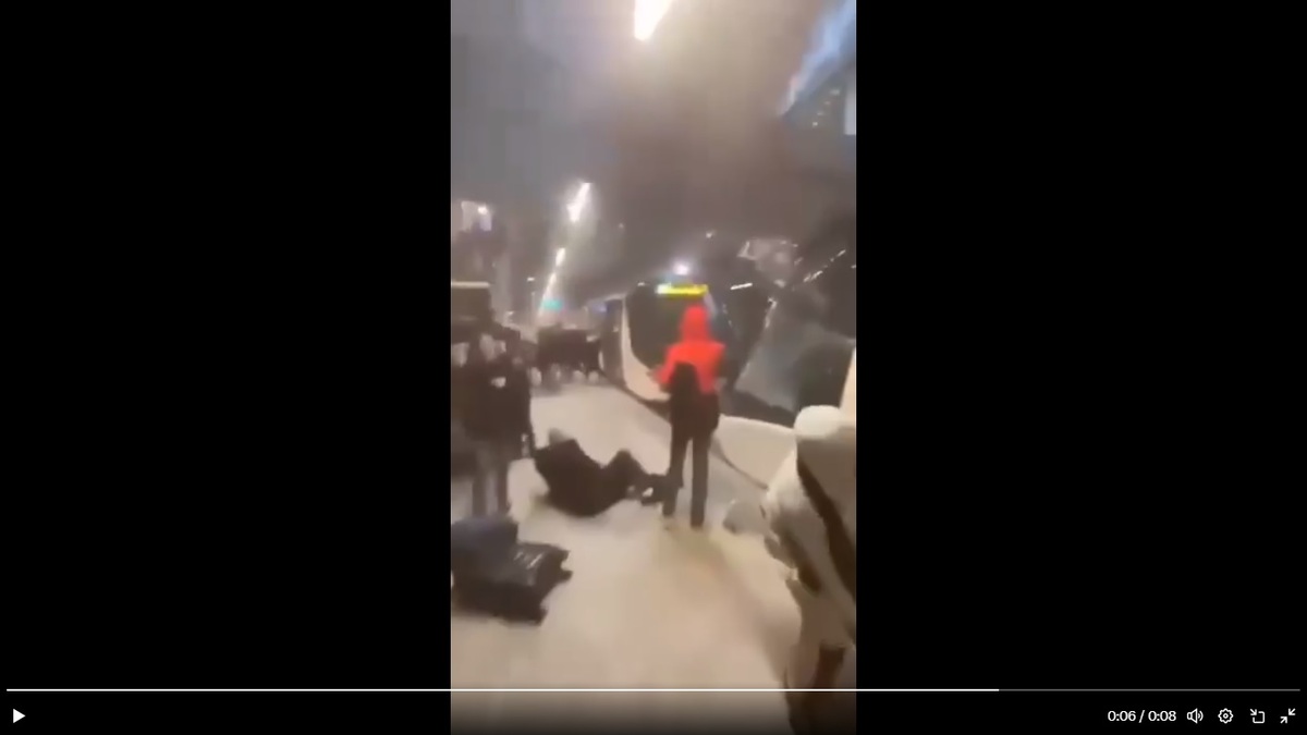 法國東部的斯特拉斯堡日前發生一起電車追撞事故，目前相關單位正在針對事故發生原因進行調查。 圖：擷取自 @nexta_tv X 分享影片