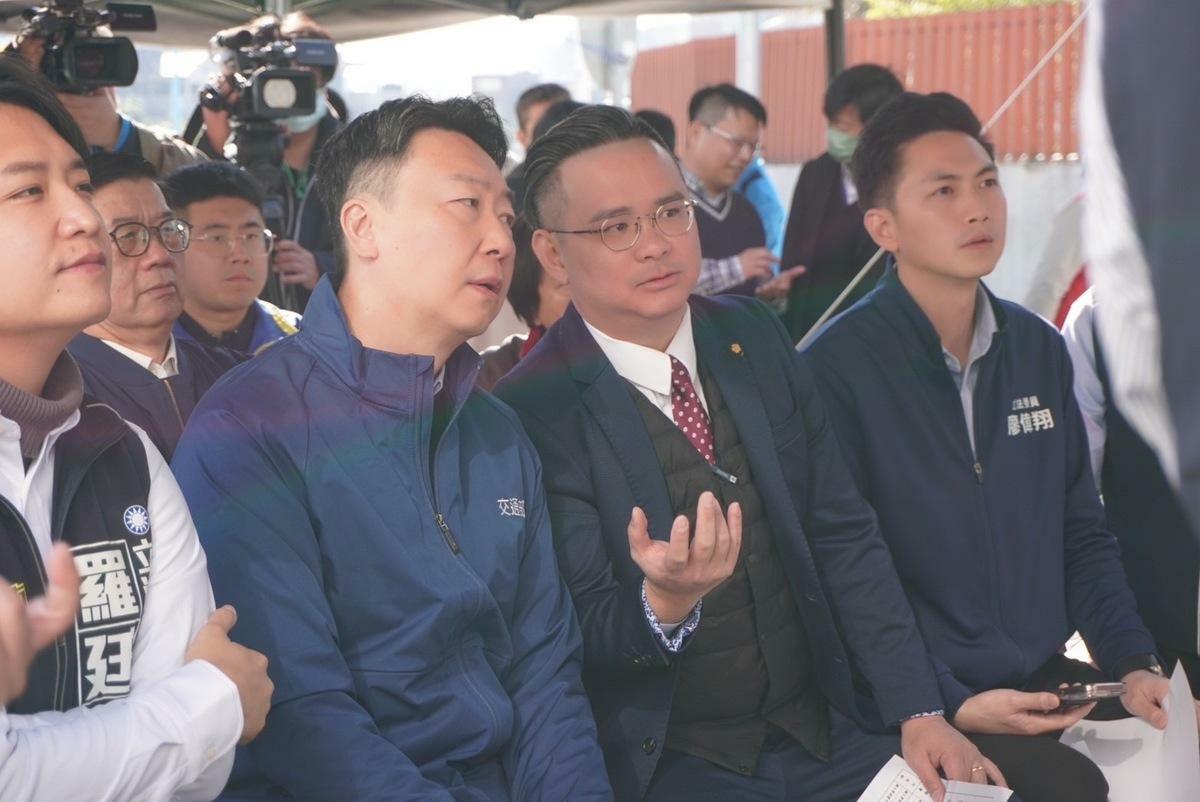 交通部長陳世凱與台中市立委黃健豪等立委會勘台中捷運綠線延伸線、捷運紅線等案的規劃進度。 圖：黃健豪辦公室/提供