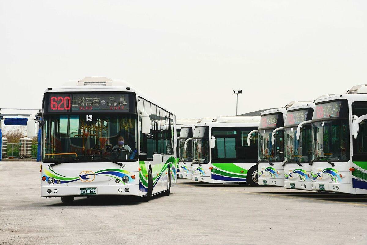 台北市公共運輸處今日表示，未來將配合台北捷運閘門修改作業，於2026年開放雙北公車使用手機掃碼支付，並開啟聯名卡自動加值服務。 圖：台北市政府／提供