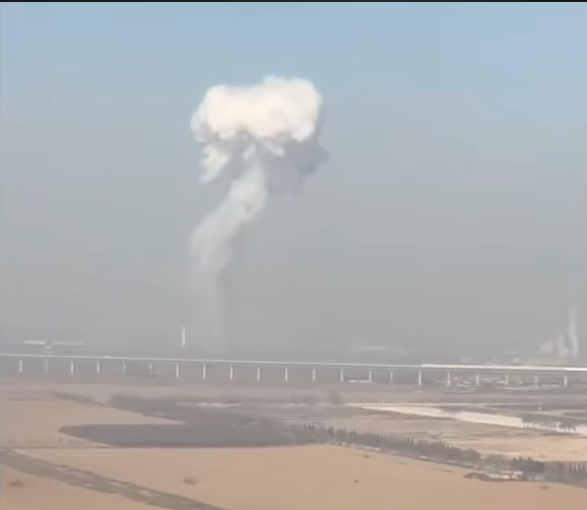 山西運城一建材廠突然發生爆炸，並且迅速升起蘑菇雲。