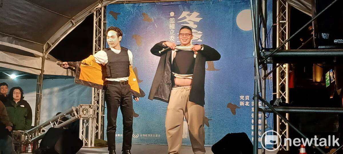 八炯（左）和閩南狼（右）日前出席「冬季青鳥在新北」活動，公開表示因為最近的影片，被台灣黑道下追殺令，現在每天出門都會穿防彈衣。 圖：林冠妙／攝（資料照）