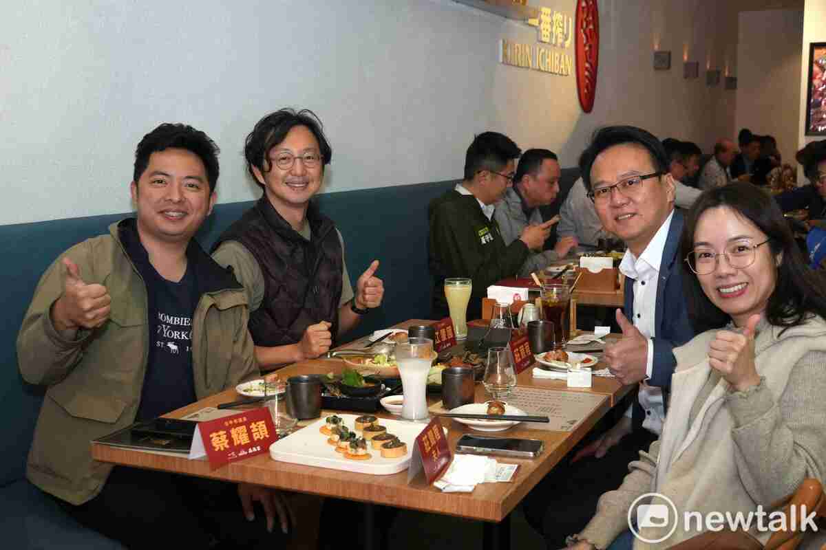 市議員蔡耀頡、江肇國及行政院中部辦公室執行長莊競程一同歡慶蘆皇雞新「雞」啟用。 圖：唐復年/攝