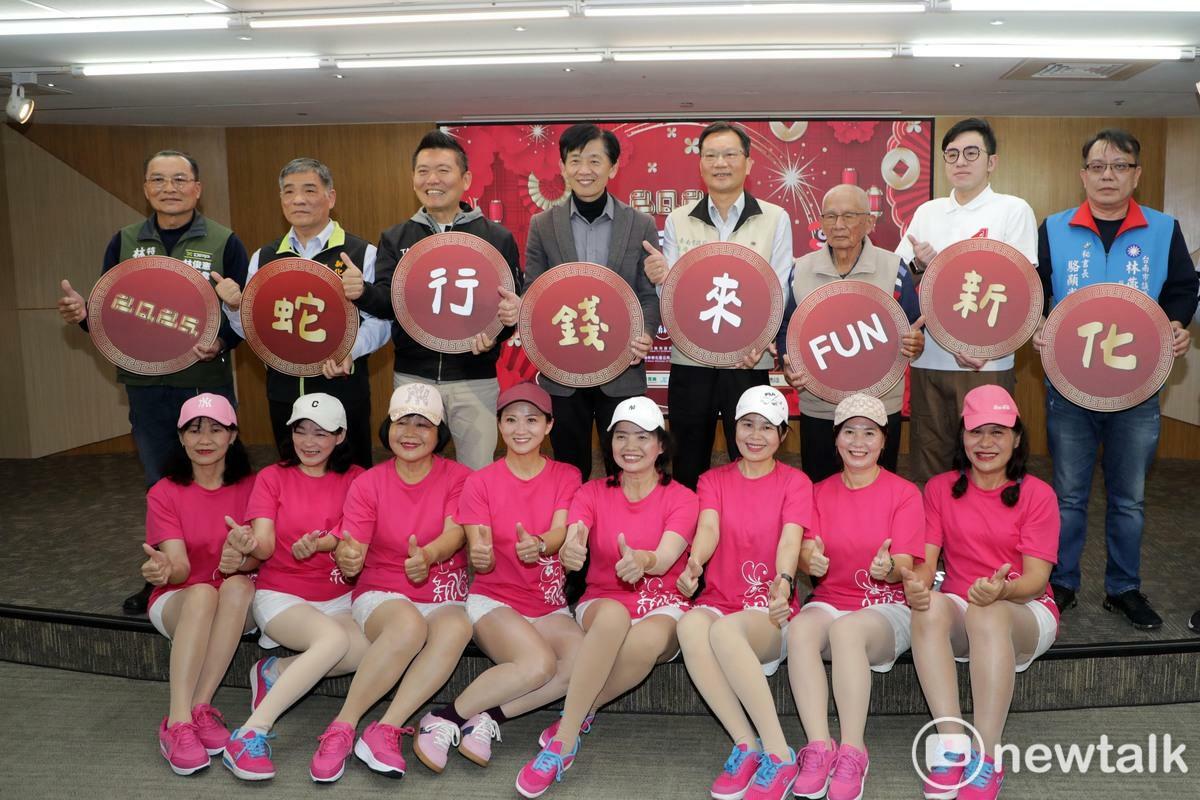「台南新化年貨大街」將於1月17日至1月22日在新化老街及大目降廣場周邊熱鬧登場，台南市政府今日舉辦活動記者會，由新化在地扶桑花舞團帶來精彩開場表演，市議員李偉智也到場參與，副市長葉澤山代表市長黃偉哲邀請大家來新化採買年貨，迎接好運金蛇年。 圖：台南市政府提供