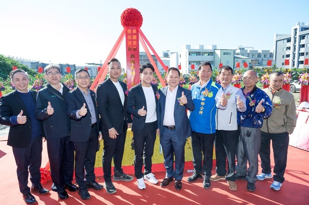 屏東縣九如鄉鄉長藍聰信(右四)、鄉代會主席陳清進(右三)、高市三信理事主席林昶彤等人出席動工典禮。 圖：微品建設提供