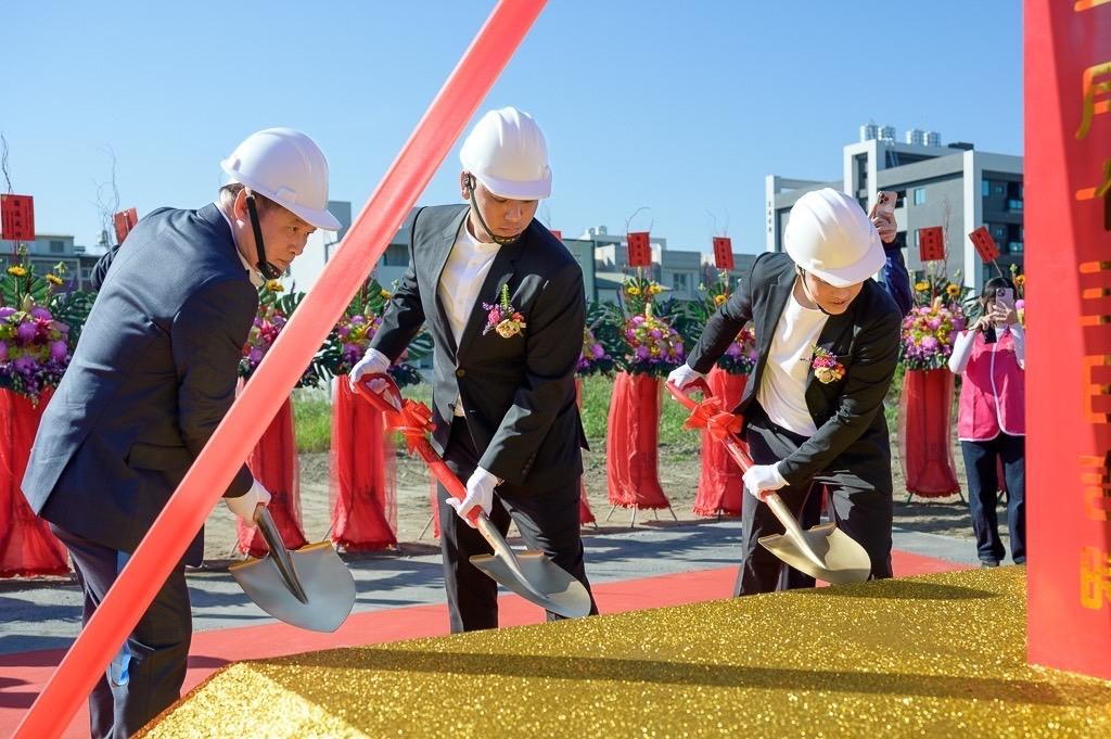 黃國維(中)、林鴻鈞(右)、林駿閎 (左)參與動土，攜手打造九如鄉優質住宅。 圖：微品建設提供