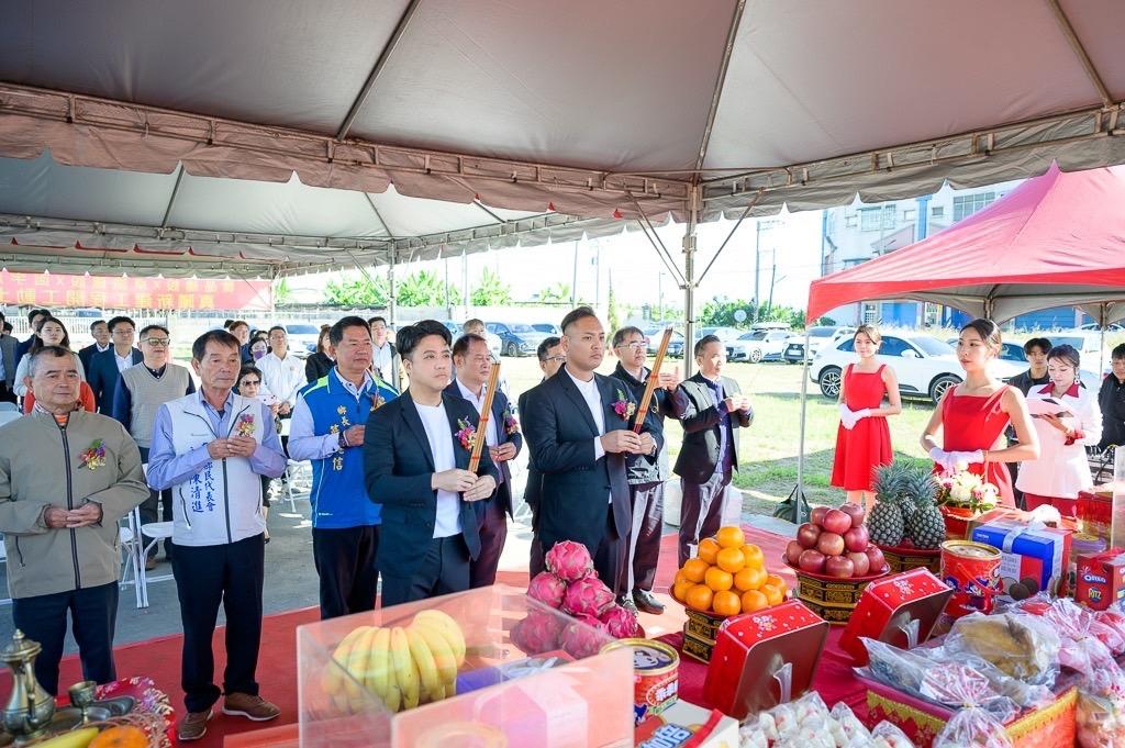 九如鄉聯合造鎮社區動工上香祈求工程順利。 圖：微品建設提供