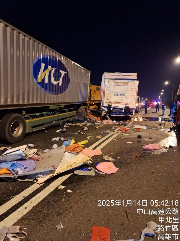 國道一號南下339及338.5K，靠近路竹交流道位置，14日凌晨5時8分及5時37分連續發生車輛連環撞事故，總計前後13輛大小型車輛追撞，造成至少1死、1命危、3傷的悲劇。 圖：翻攝「臉書」Hou ShuNiu