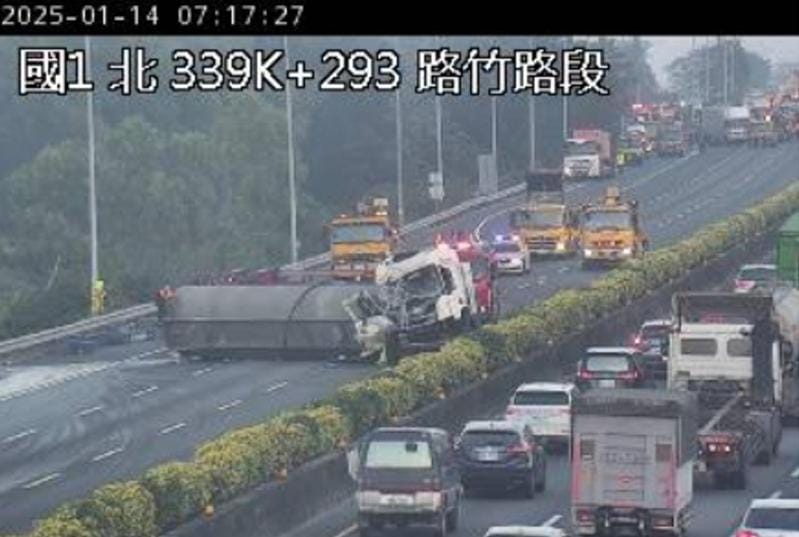 國道一號南下339K，發生大貨車、槽車追撞事故，載運「氫氧化鈉」槽車遭撞後翻覆。 圖：翻攝高速公路局1968即時路況