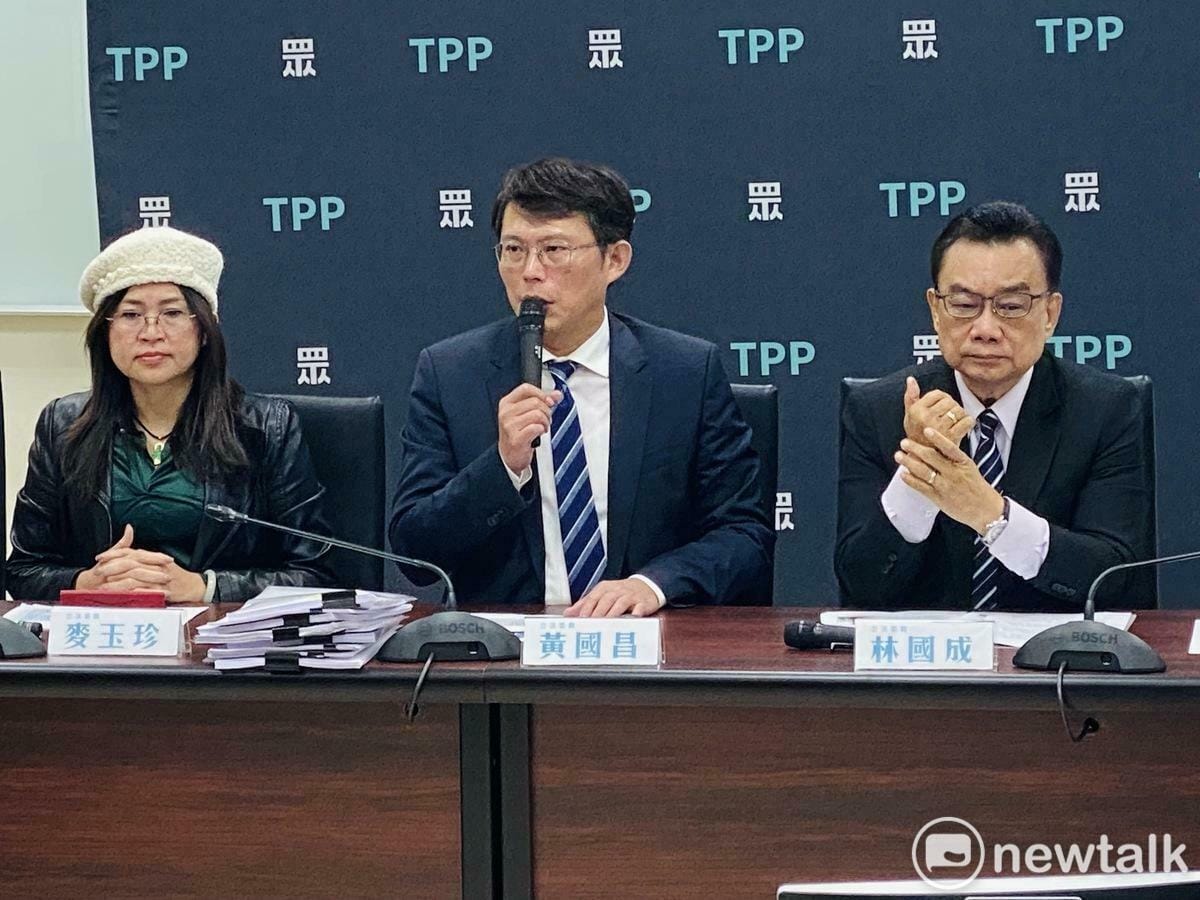 民眾黨主席兼黨團總召黃國昌（中）。 圖：周煊惠 / 攝