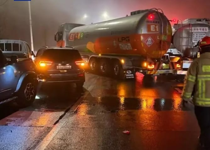韓國京畿道高陽市一路段發生了多起追尾事故，共涉及包括卡車、公車、轎車等在內的 44 台車輛。 圖 : 翻攝自央視新聞