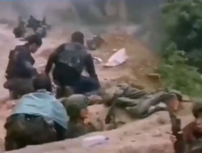 網傳同盟軍在 10 日晚上 8 時突襲緬甸妙瓦底KK園區，與當地武裝發生激戰，成功解救了被困的華人，並繳獲了一批武器裝備。 圖：翻攝自如是我聞 X 帳號