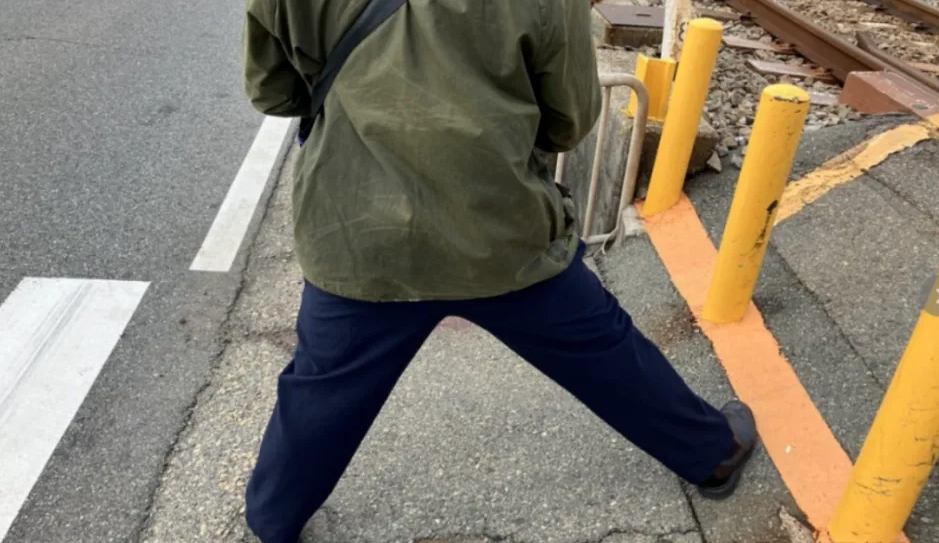事故地點位於神戶市垂水區的一處複雜路段，行人需穿越兩條鐵道線，並在狹窄的隔離區等待綠燈才能過馬路。 圖:翻攝自騰訊網