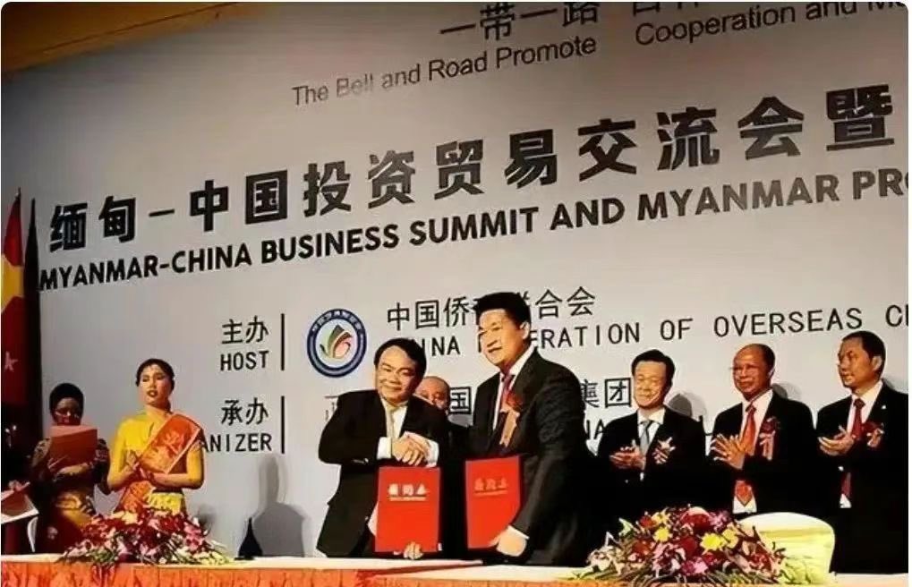 身為湖南邵陽人的佘智江(前右)，是妙瓦底主要電詐集團頭目之一。 圖：翻攝自 Petrichor X 帳號