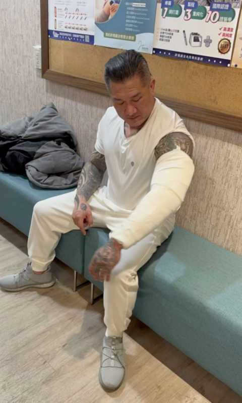 館長也曬出照片自嘲「沒想到當年的三屆冠軍外號鐵手！也經不起歲月的摧殘」。 圖：翻攝自陳之漢IG