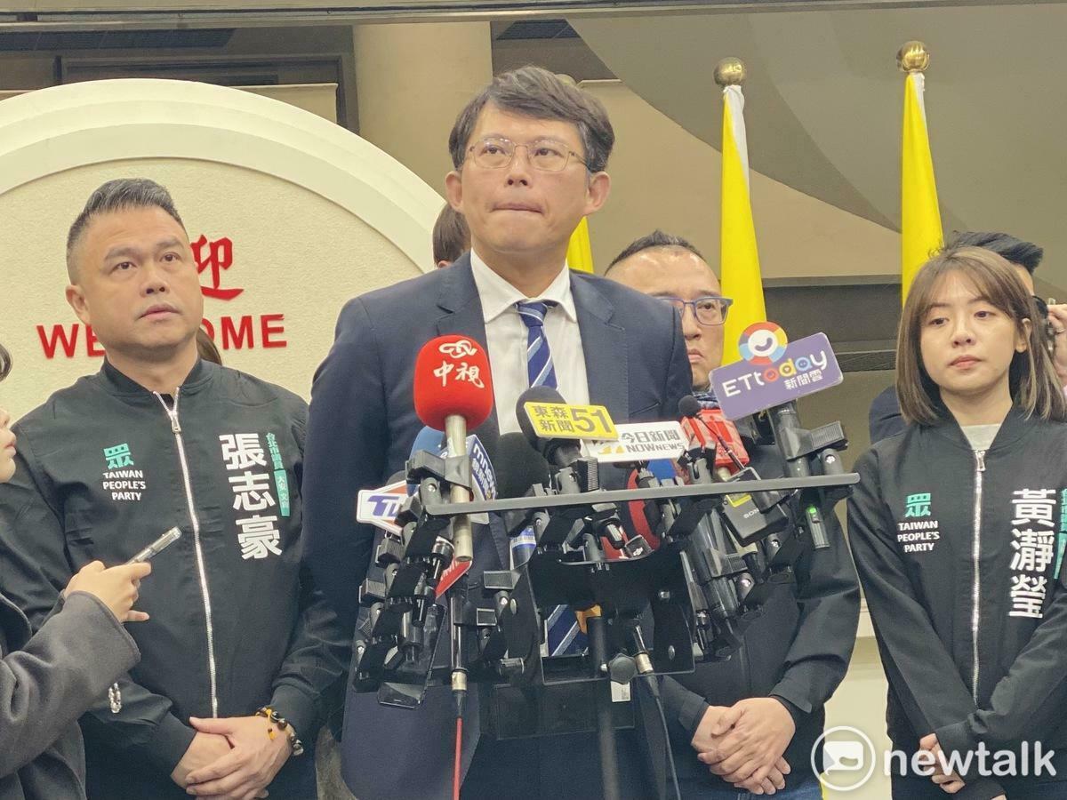 民眾黨主席兼黨團總召黃國昌今（14日）被問為何決定參選黨主席補選，他看著前方停頓一下，抿著嘴，又有些嘟嘴，低下頭「嘖」了一聲，隨後又嘆了口氣，時間長達14秒。 圖：周煊惠 / 攝