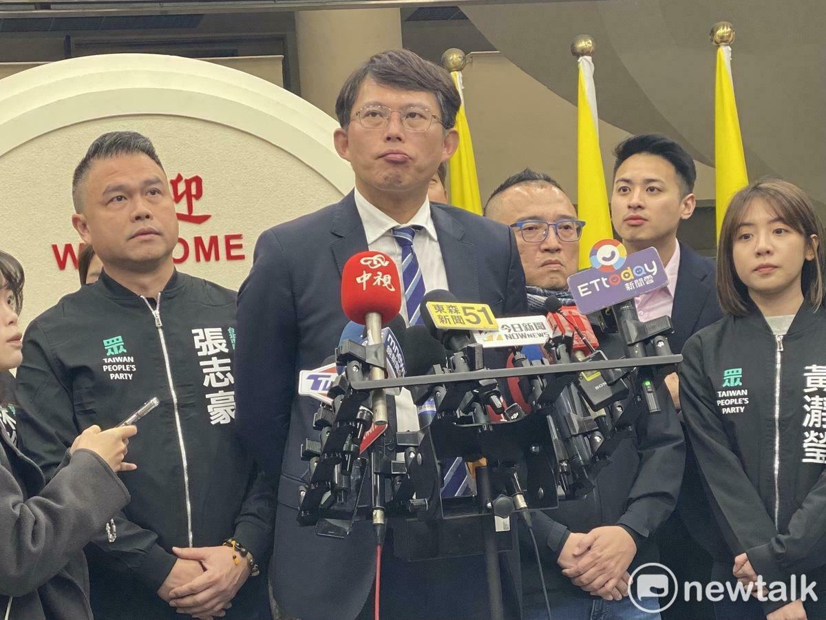 民眾黨主席兼黨團總召黃國昌今（14日）被問為何決定參選黨主席補選，他看著前方停頓一下，抿著嘴，又有些嘟嘴，低下頭「嘖」了一聲，隨後又嘆了口氣，時間長達14秒。 圖：周煊惠／攝