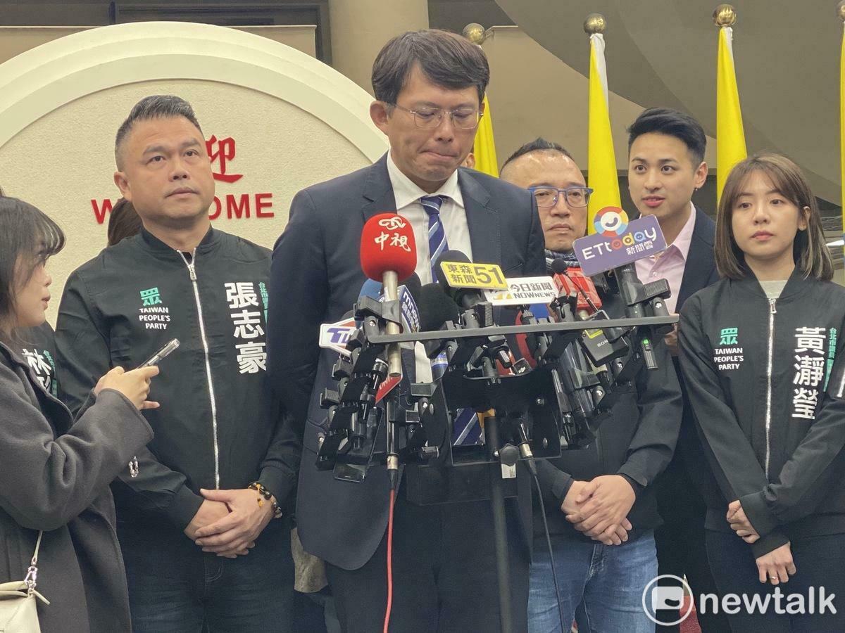 民眾黨主席兼黨團總召黃國昌今（14日）被問為何決定參選黨主席補選，他看著前方停頓一下，抿著嘴，又有些嘟嘴，低下頭「嘖」了一聲，隨後又嘆了口氣，時間長達14秒。 圖：周煊惠 / 攝