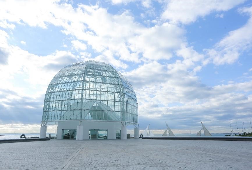葛西臨海水族館與周圍環境相融合的設計。 圖：©︎(公財)東京動物園協会／提供