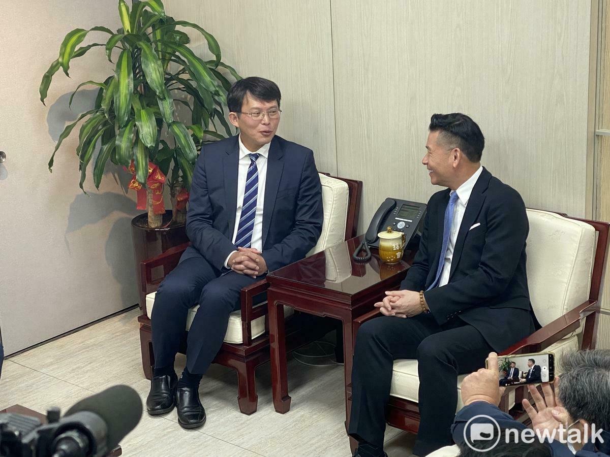 民眾黨主席兼黨團總召黃國昌（左）拜會台北市議會議長戴錫欽（右）。 圖：周煊惠 / 攝