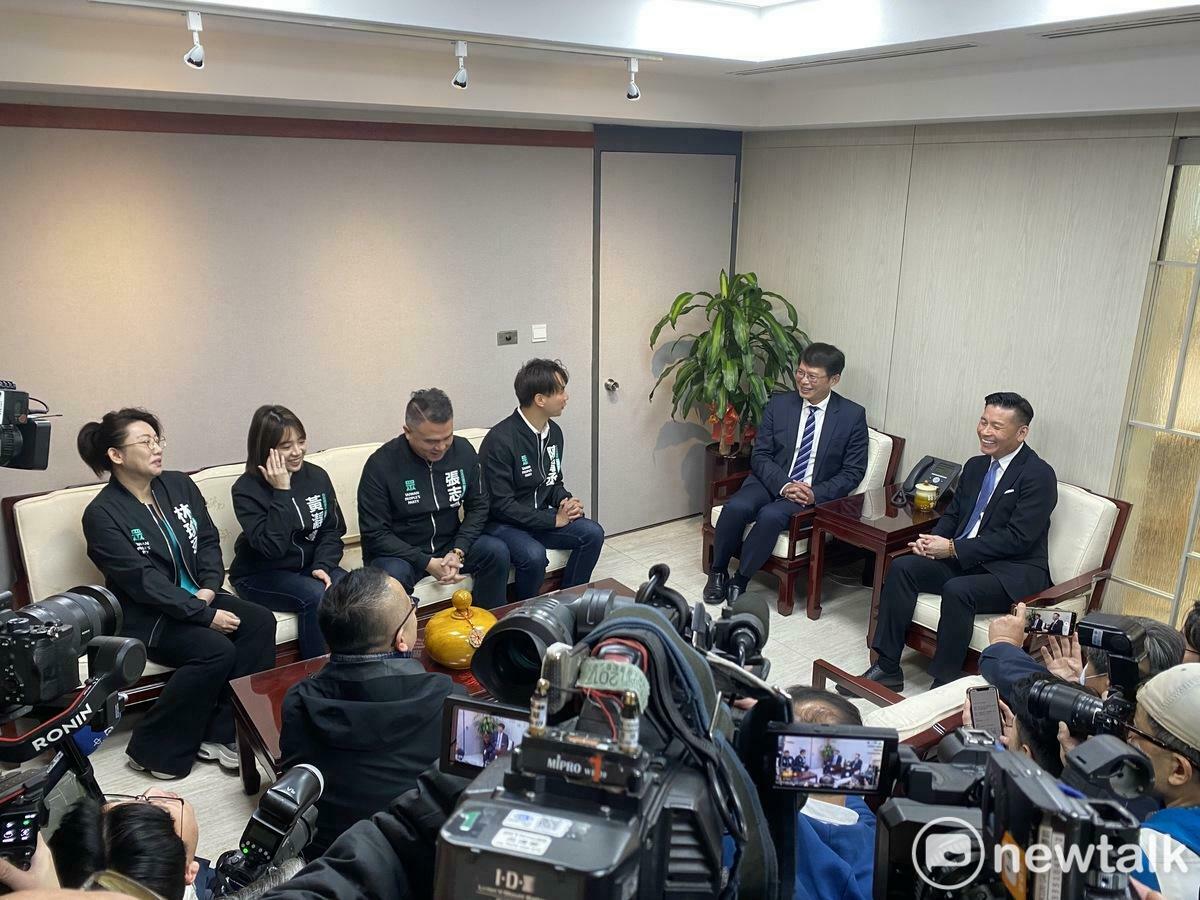 民眾黨主席兼黨團總召黃國昌率領北市議會黨團4位議員拜會台北市議會議長戴錫欽（右）。 圖：周煊惠 / 攝