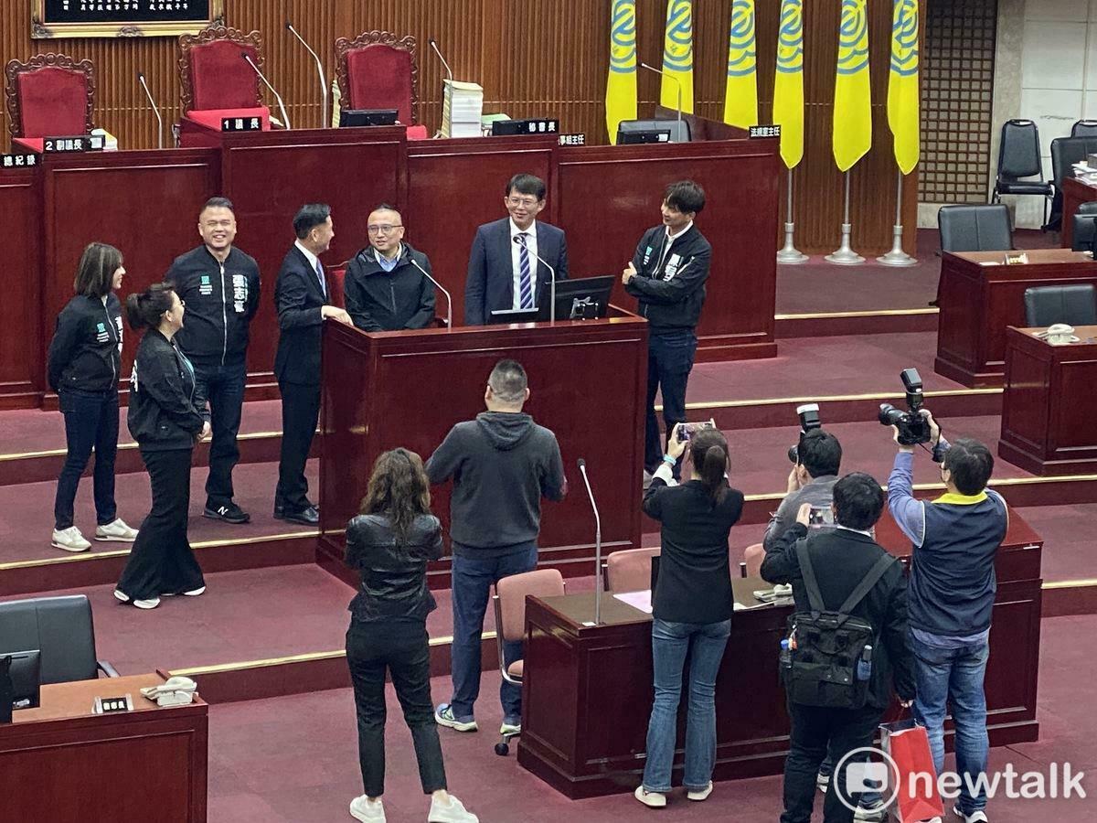 民眾黨主席黃國昌參訪台北市議會，站上台北市長備詢台體驗。 圖：周煊惠 / 攝
