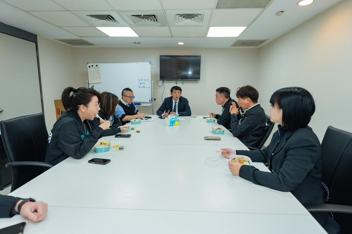 民眾黨代理主席黃國昌今與黨籍台北市議會黨團4位議員黃瀞瑩（左起）、陳宥丞、張志豪、林珍羽進行便當會。 圖：周煊惠 / 攝