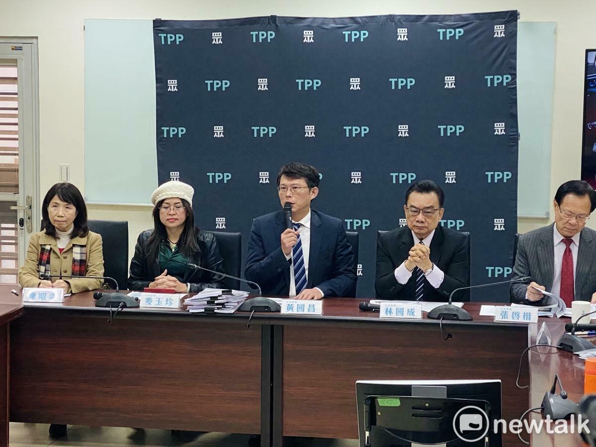 民眾黨團召開「預算灌水到不行，民眾黨不砍不行」記者會，黃國昌（中）、幹事長麥玉珍（左2）、立委陳昭姿（左1）、林國成（右2）、張啓楷（右1）。 圖：周煊惠 / 攝