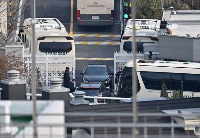 韓國總統警衛處在尹錫悅官邸前放置大型車輛，阻擋警方人員逮捕尹錫悅。 圖 : 翻攝自視覺中國