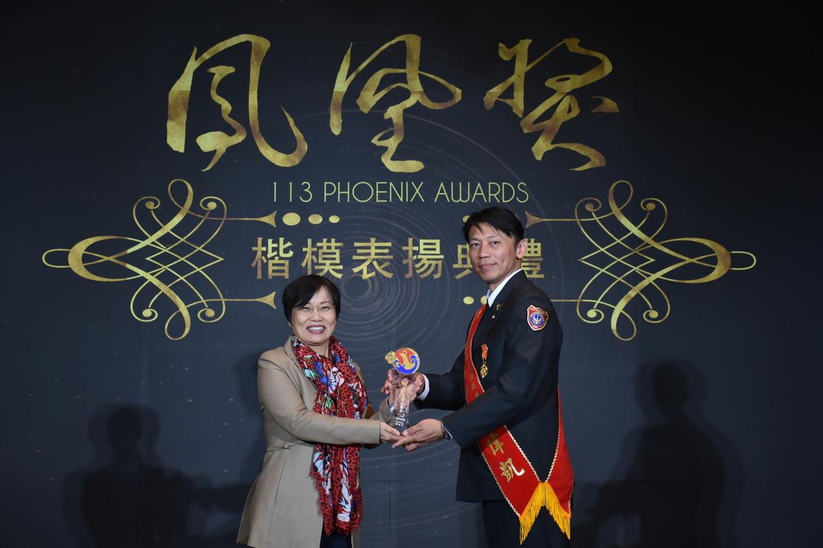 內政部長劉世芳親頒鳳凰獎座給受獎人。 圖：內政部提供