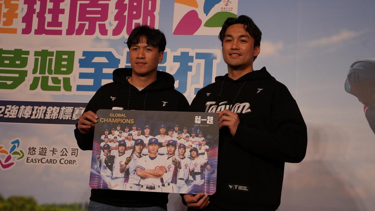 世棒選手林立（左ㄧ）、世棒選手潘傑楷（右一）。 圖：悠遊卡公司提供