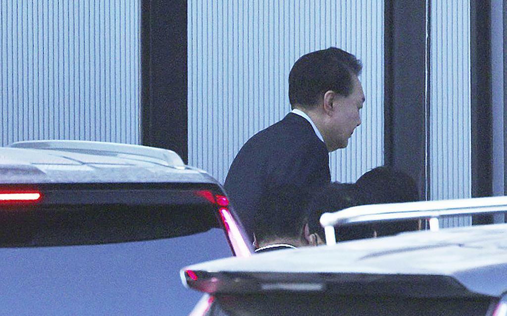 尹錫悅遭逮捕押送至看守所過夜！被訊問十小時傳拒絕回答所有提問