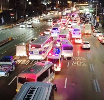 南韓公調處於 15 日清晨再次與警方合作，前往尹錫悅官邸準備執行逮捕令，與南韓總統警衛處的維安人員發生對峙。 圖：翻攝自 @Israelwaronhama X 帳號