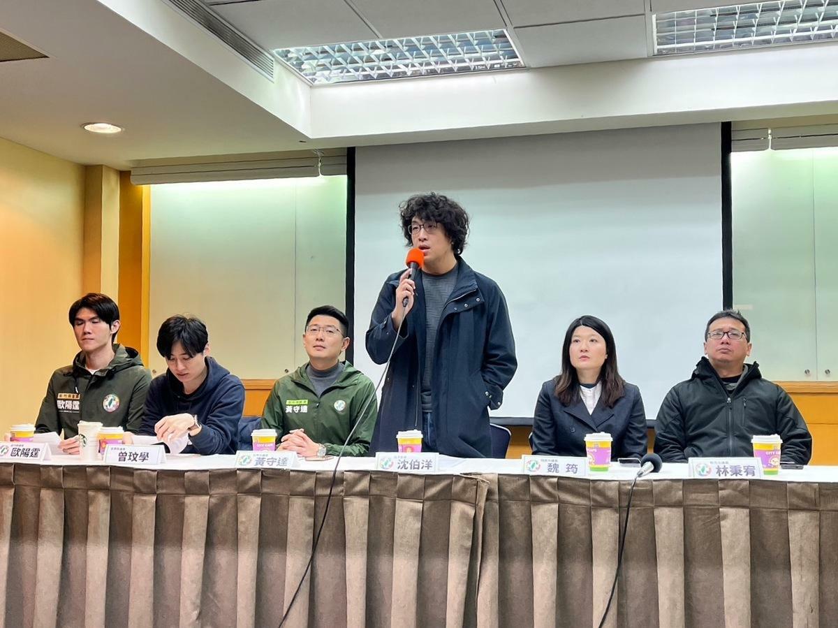 民進黨立委沈伯洋說明，反藍白立委民調已接近罷免門檻。 圖：金大鈞/攝