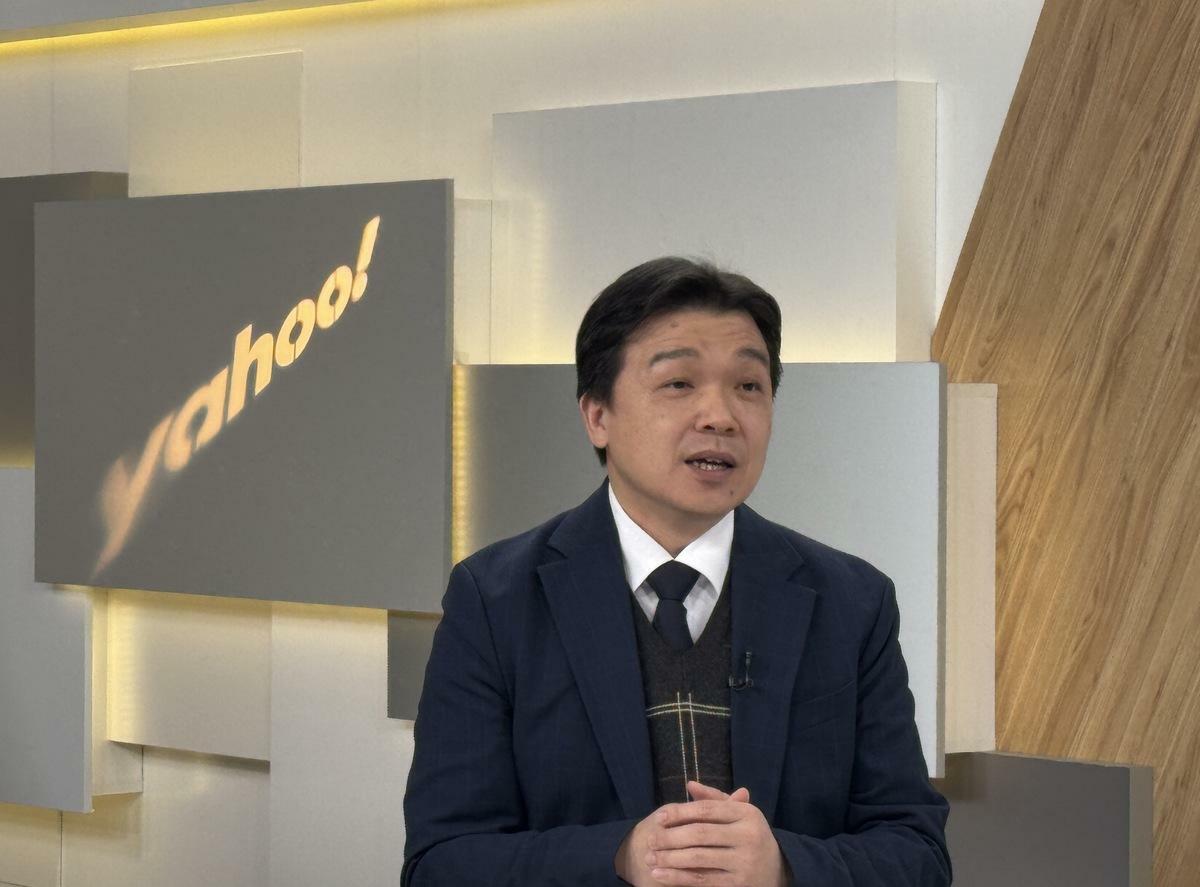 陸委會副主委沈有忠接受Yahoo TV《齊有此理》主持人王時齊專訪時表示，政府單位掌握相關情資後，會依現有法規查核，呼籲民眾辦中國身分證前應三思。 圖：Yahoo TV提供