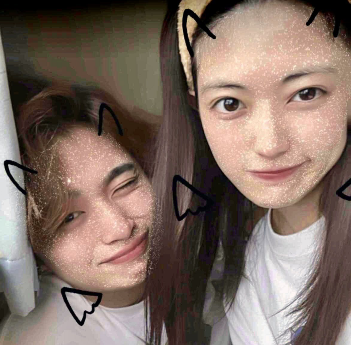 二人同框玩拍照濾鏡，網友從手機殼及拍攝地點推測該男子是岩本蓮加的男友。 圖：攝自X