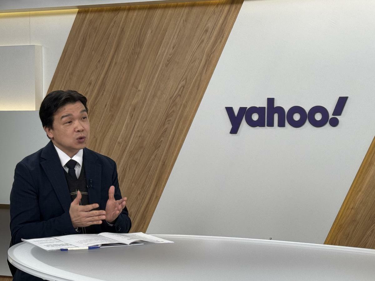 陸委會副主委沈有忠今（15）天接受Yahoo TV《齊有此理》主持人王時齊專訪。 圖：Yahoo TV提供