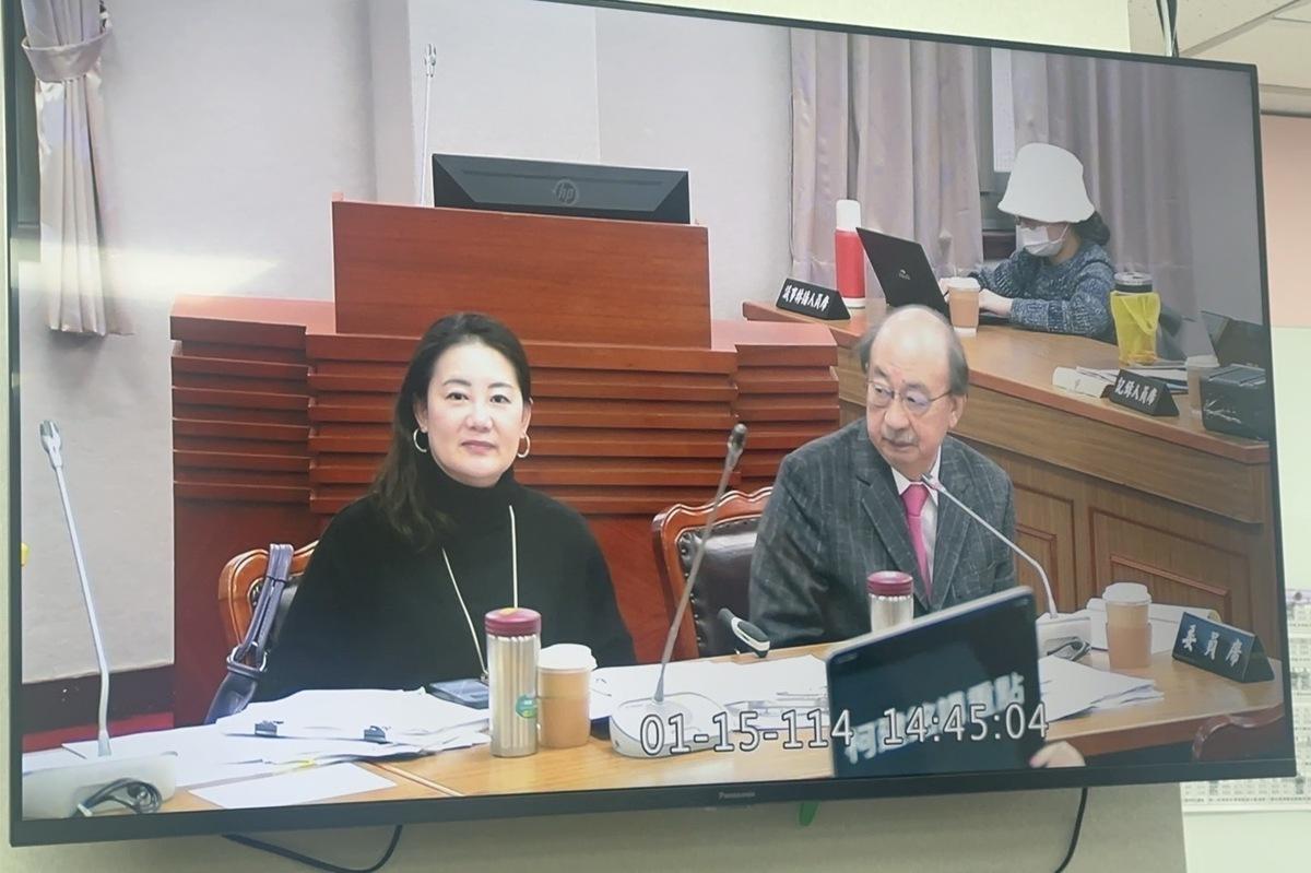 國民黨立委徐巧芯在柯建銘談話時高舉Ipad顯示「柯建銘講重點」。 圖：翻拍自立法院直播畫面