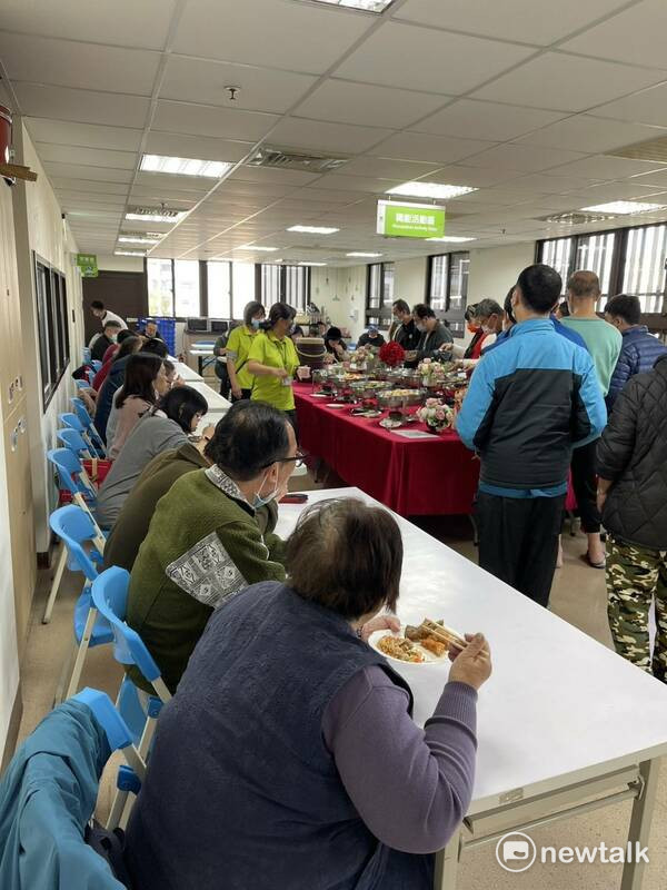 維新醫療社團法人附設台中建國社區復健中心舉行尾牙宴。 圖：唐復年/攝