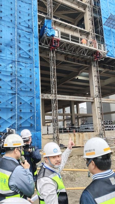 勞動部長洪申翰親率春安聯合勞動檢查團隊，檢查新北市中工雲宇宙AI園區新建工程。 圖：勞動部提供