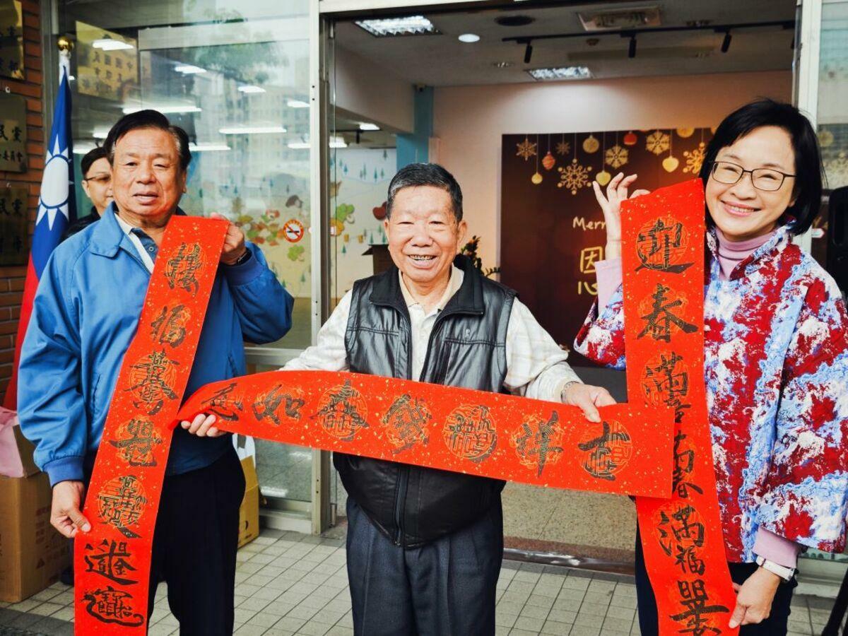 侯友宜的叔公(中)排第一位領取春聯。 圖：國民黨高雄市黨部提供