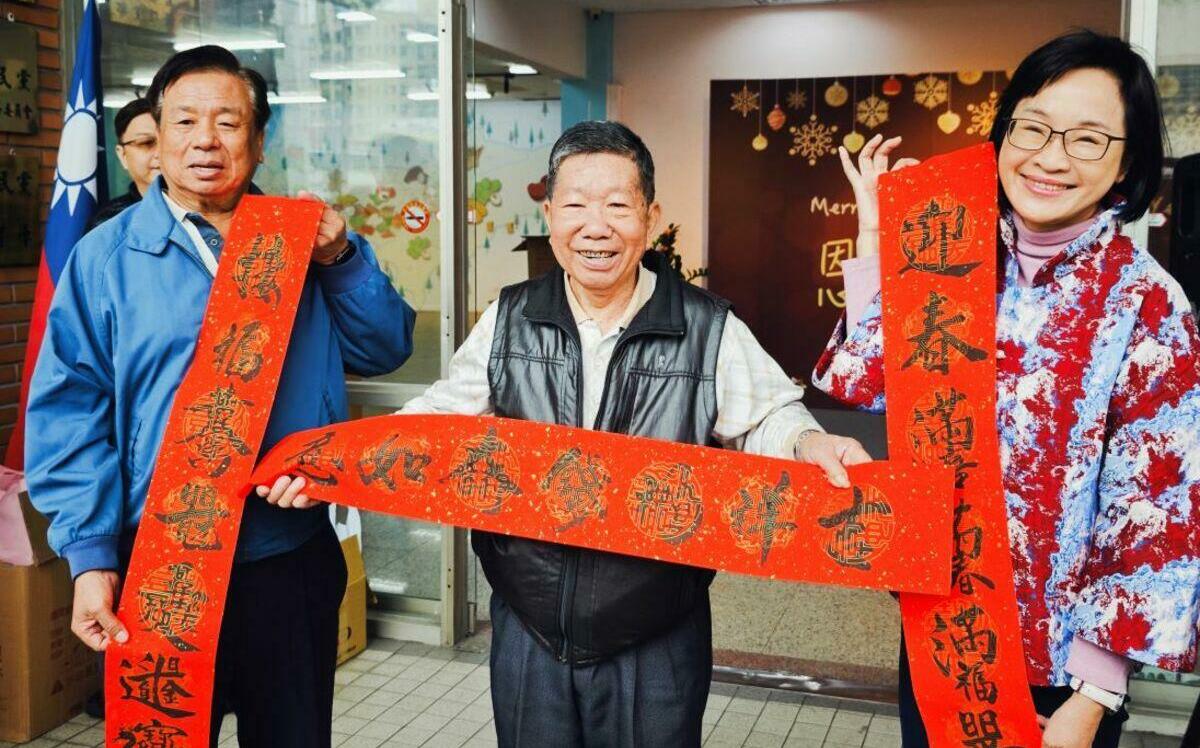 捐發票做公益免費領春聯 柯志恩揮毫祝高雄市民賺大錢