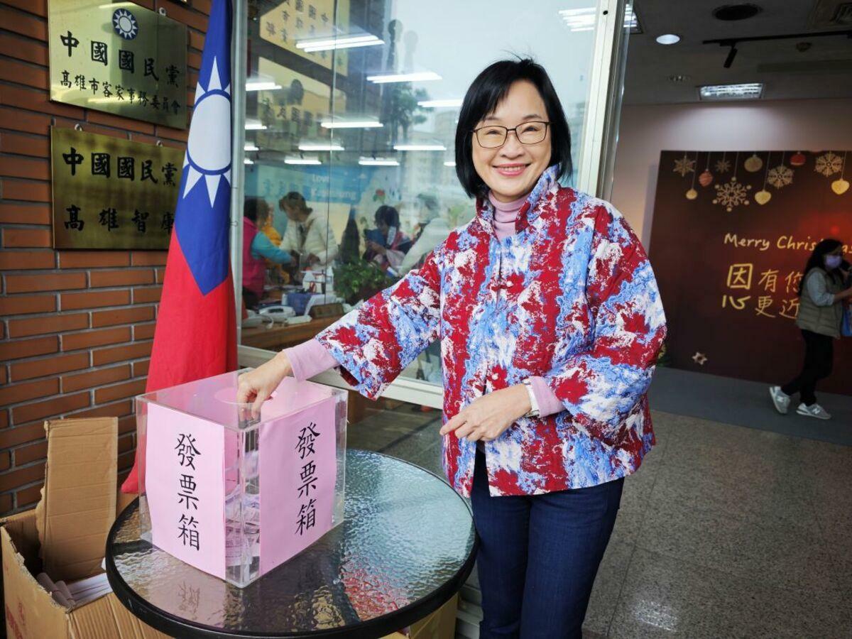 柯志恩發起兩張發票換一幅名家春聯，發票全數捐給華山基金會。 圖：國民黨高雄市黨部提供