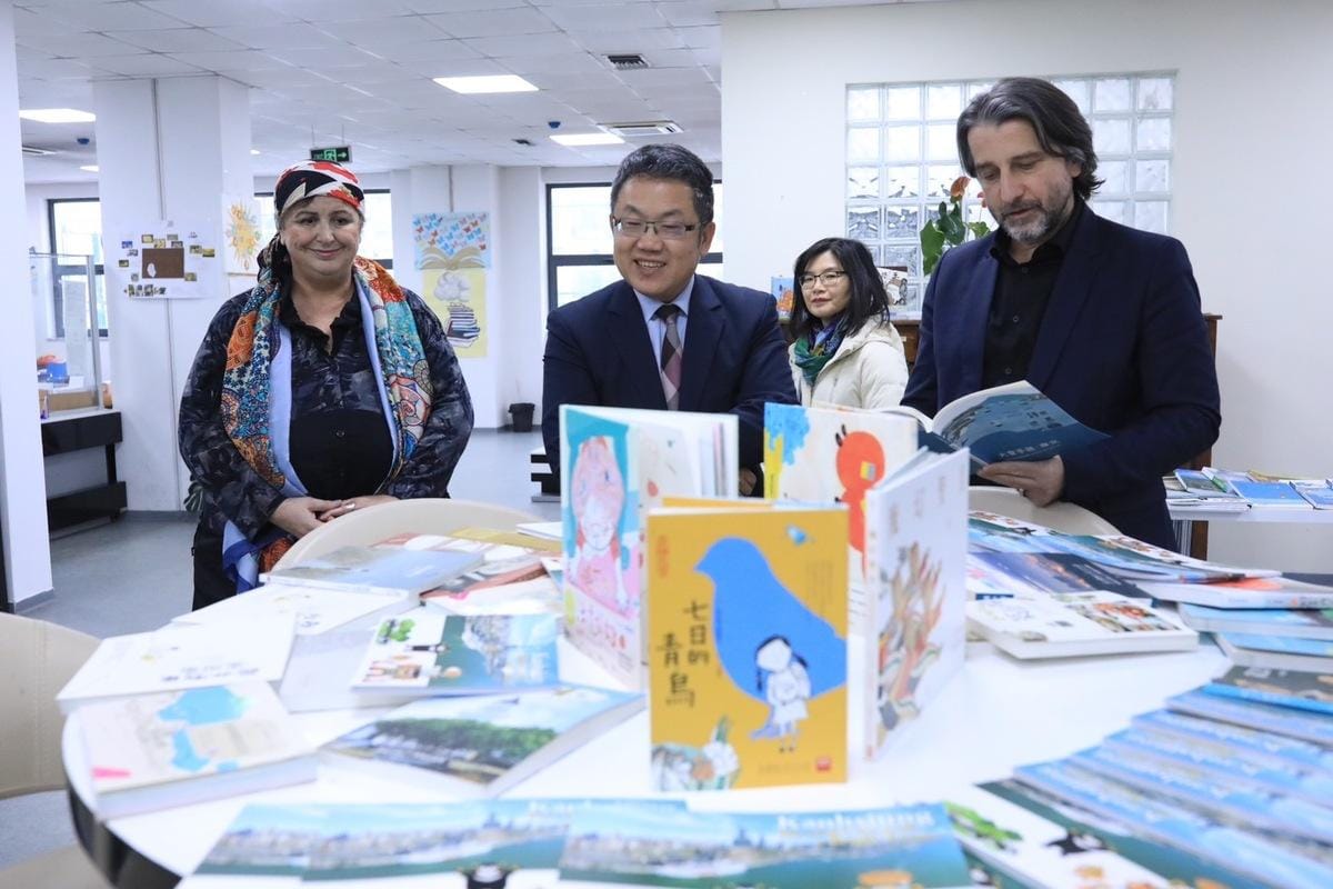 劉世忠(中)代表高市府贈書給普里斯提納市，由市長拉瑪(右)代表接下。 圖：高雄市行國處提供