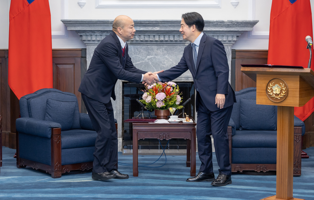 總統賴清德會晤美國總統就職慶賀團，並與率團的立法院長韓國瑜等人一一握手。 圖：總統府提供