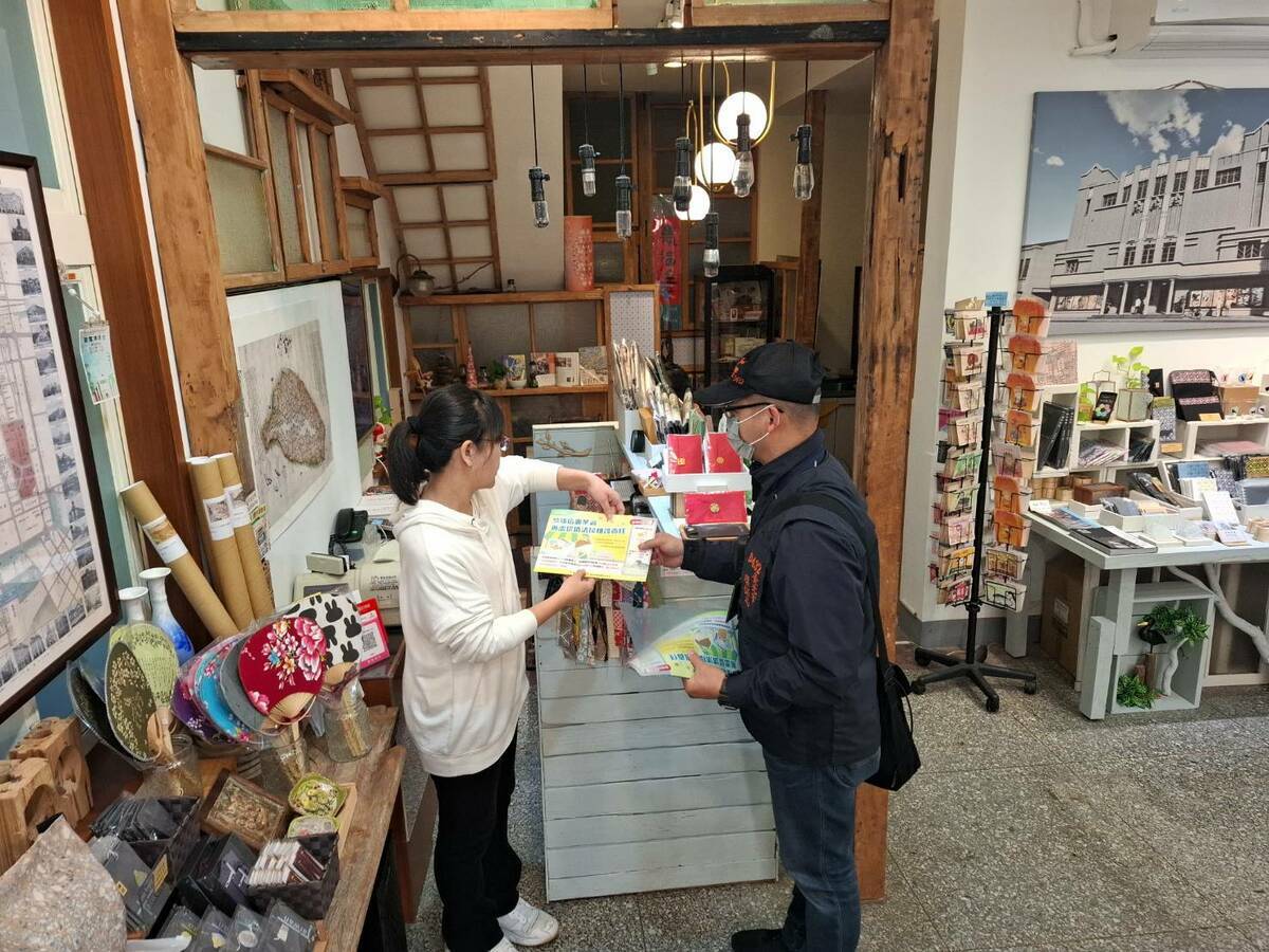 環保局今年除了要求年貨大街周邊商家落實自主維護責任外，也會在年貨大街現場大力宣導。 圖：台北市政府環保局／提供