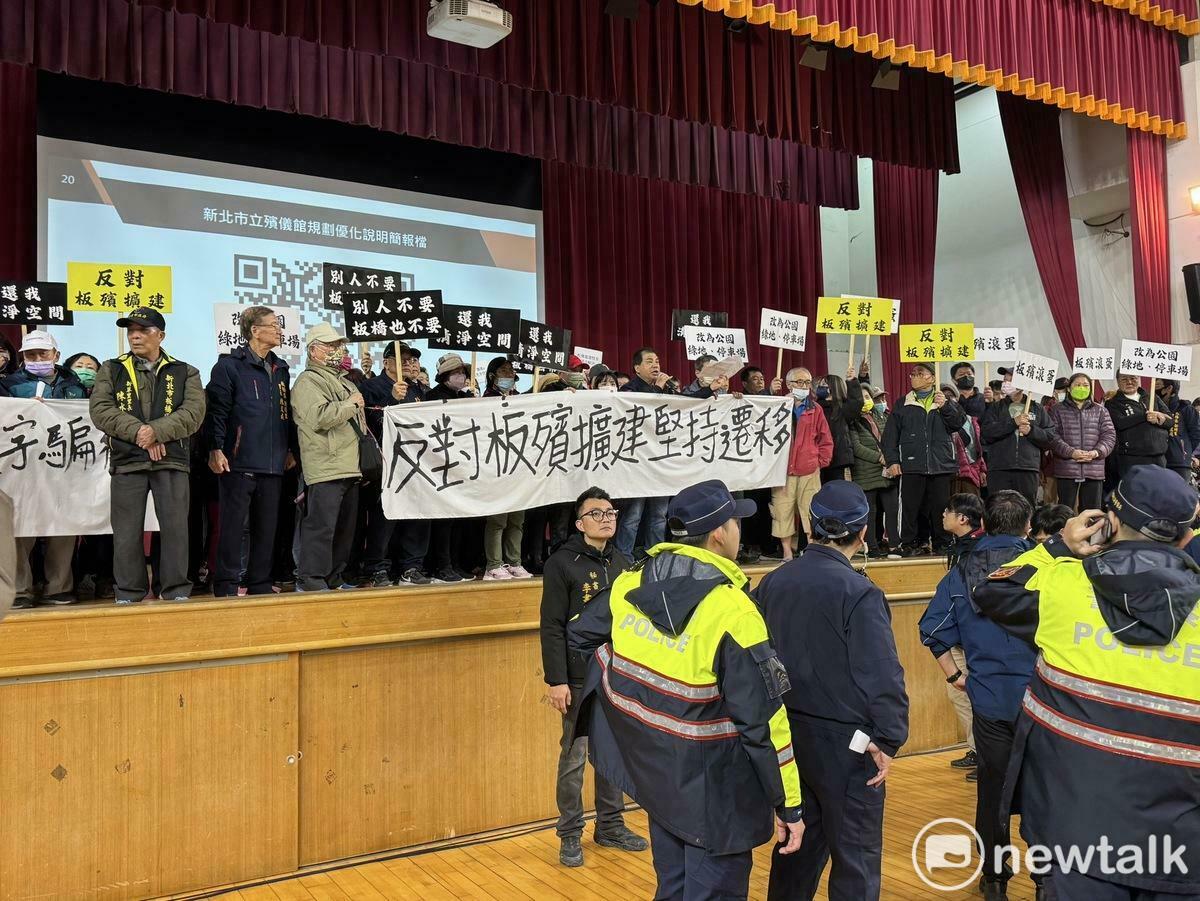 針對板殯要遷移或原地重建，新北市政府昨舉辦首場說明會，上百名拒絕原地重建的民眾到場舉牌抗議。 圖：林昀真/攝