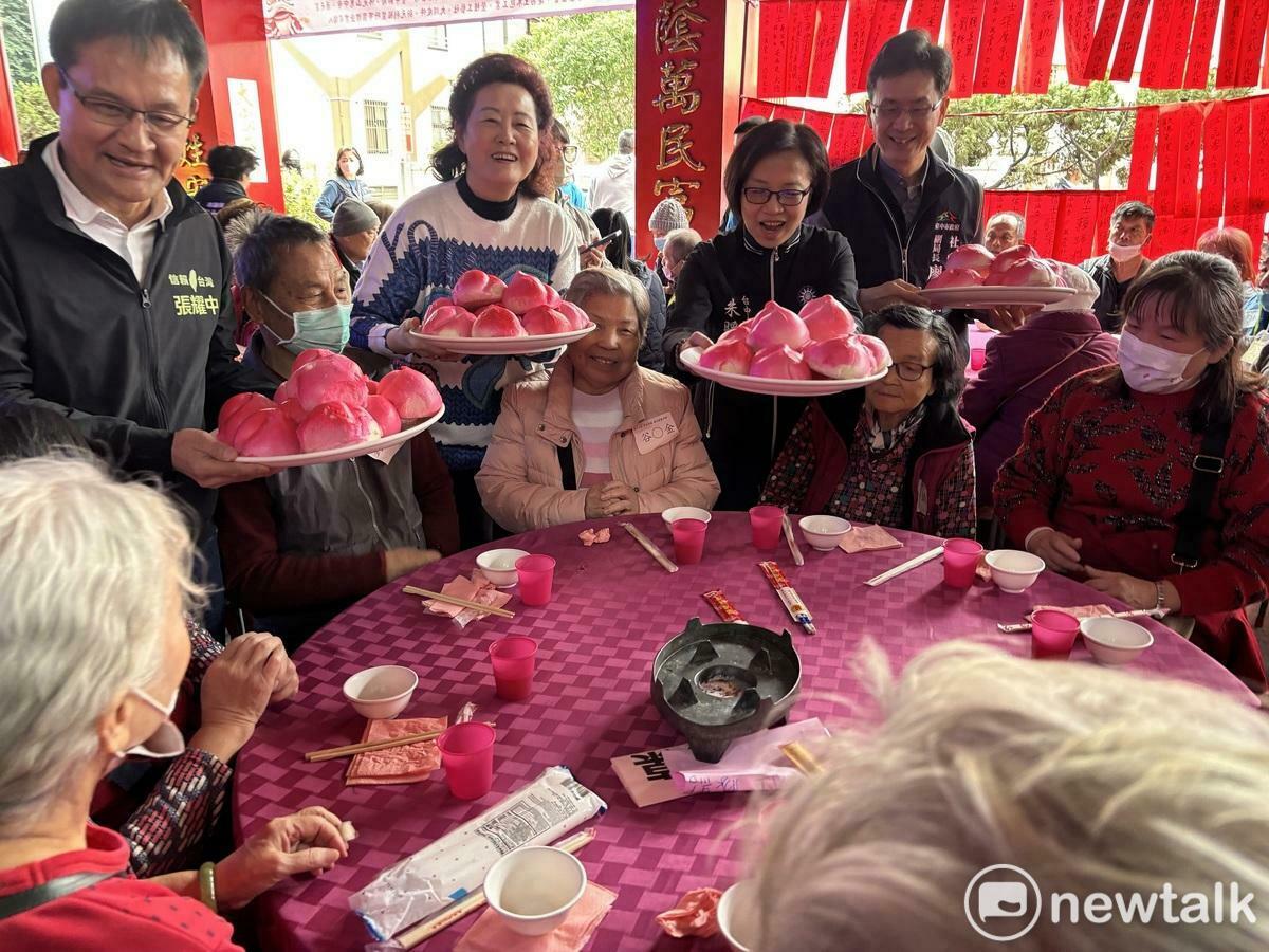 全成基金會圍爐第一道菜由董事長及重要來賓獻上壽桃。 圖：唐復年/攝