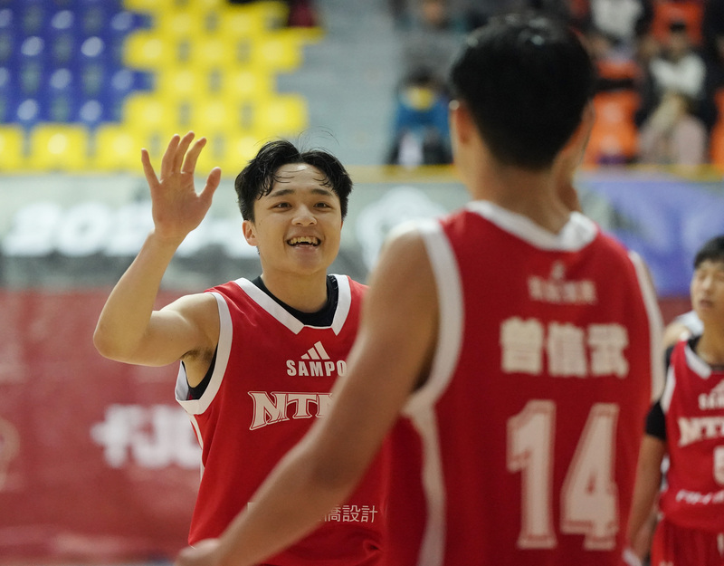 113學年度大專籃球聯賽（UBA）公開男一級預賽持續進行，台師大16日以116比66痛宰萬能科大，其中林韋愷（左）單場就轟下53分。 圖：中央社/大專體總提供