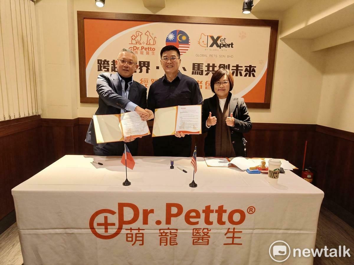 萌寵生醫公司與來自馬來西亞的Global Pets Sdn. Bhd.舉行經銷簽約儀式。 圖：唐復年/攝