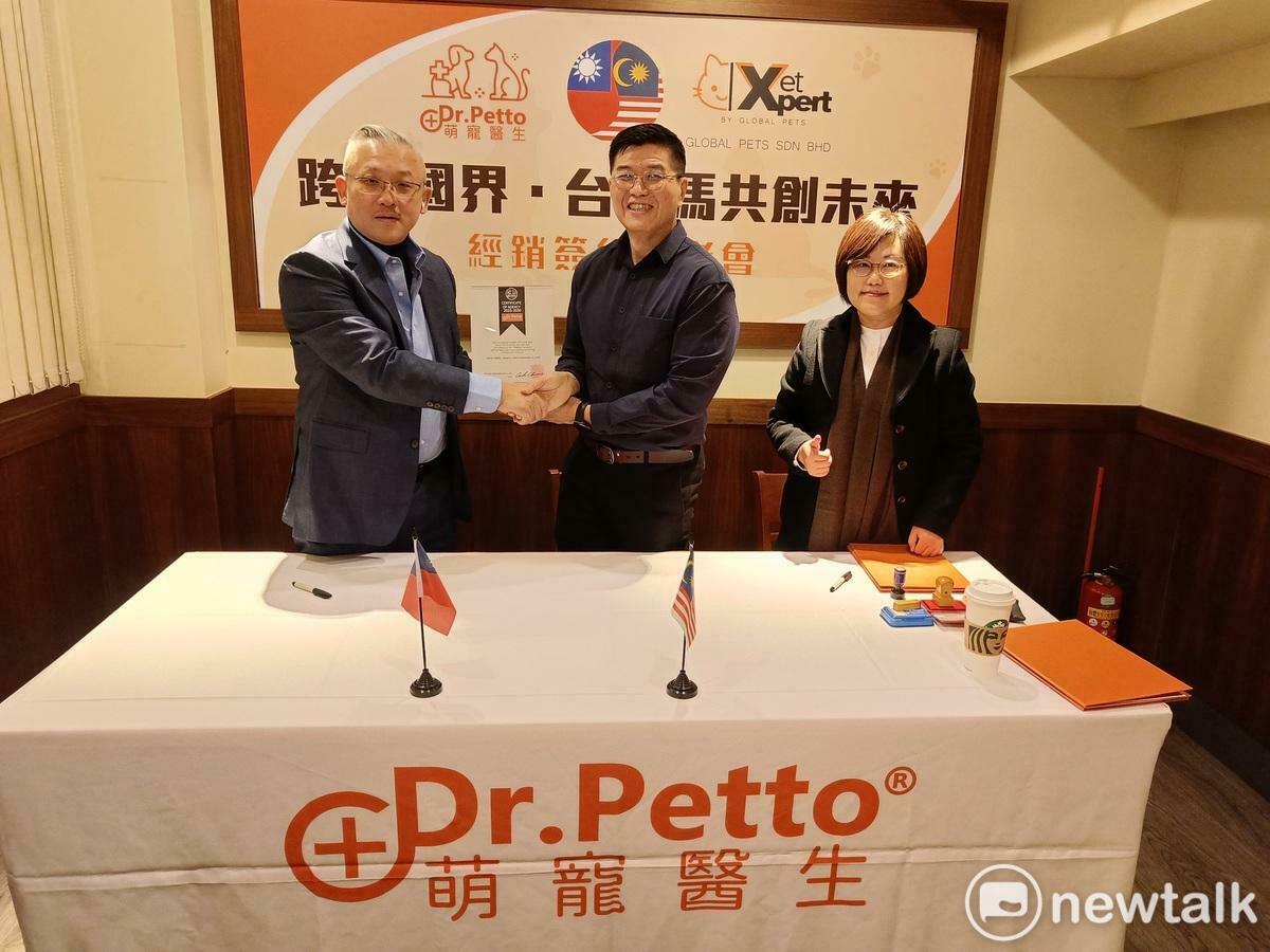 萌寵生醫公司與來自馬來西亞的Global Pets Sdn. Bhd.舉行經銷簽約儀式。 圖：唐復年/攝